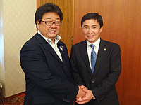 取手市長と市政発展を誓う